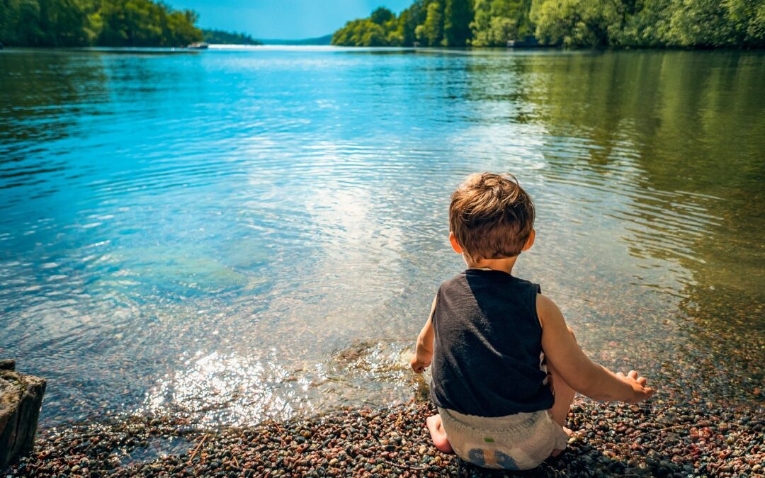 enfant devant un lac