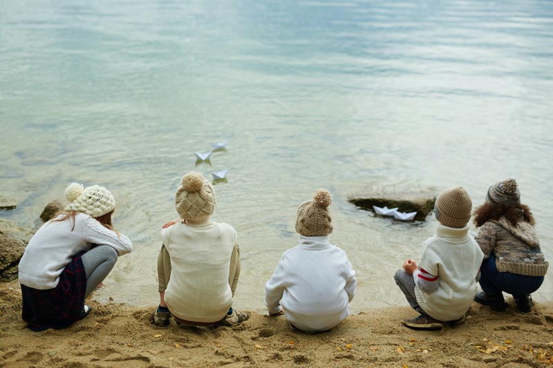 enfant près de l'eau